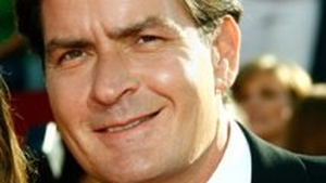 Charlie Sheen acuzat ca a amenintat cu moartea un barbat. "O sa-i zbor creierii!"