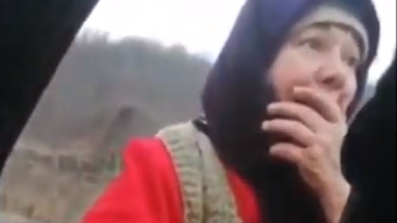 VIDEO | Reacţia inedită a unei bătrâne când află că soţul ei a fost arestat: ”Sărbătoare! Să cânte muzica!”