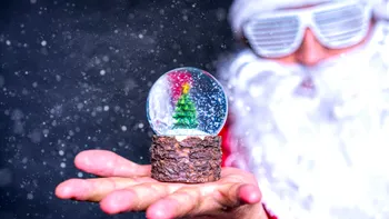 Globul de zăpadă, invenția care a apărut dintr-o greșeală: cum o idee pentru sălile de operație a devenit simbolul Crăciunului