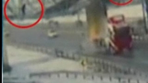 VIDEO IMAGINI SOCANTE! Un camion a spulberat trei oameni aflati pe o pasarela