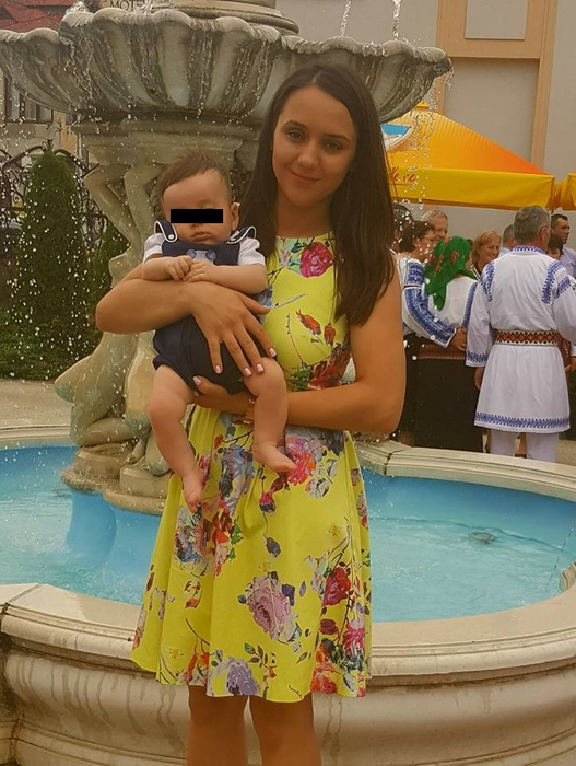 Soţia primarului Anton Anti, împreună cu copilul