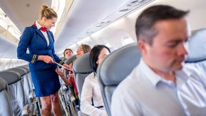Cu siguranţă nu ştiai asta! Iată motivul incredibil pentru care stewardesele ţin mâinile la spate înainte de decolarea avionului