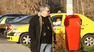 Un milionar celebru de la noi a luat acasa o bruneta misterioasa, a plimbat-o in Bentley si a "scapat" de ea cu cateva sute de lei