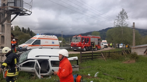 Accident grav în Suceava! O persoană a murit și alte 5 au fost rănite, după ce o mașină a intrat în stâlp. FOTO