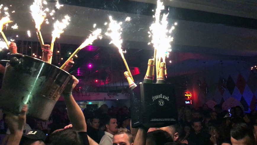 Sticla de Armand de Brignac - elefant (şase litri) învelită în foiţă de aur de 24 de karate