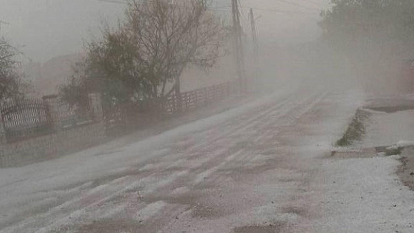 Furtunile cu grindină au făcut prăpăd în judeţul Suceava! Mai multe localităţi au fost acoperite cu gheaţă