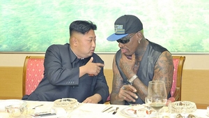 Ce gafă jenantă! Ce a făcut Kim Jong-un pentru a iesi mai bine in fotografiile cu Denis Rodman! Amănuntul penibil lăsat la vedere