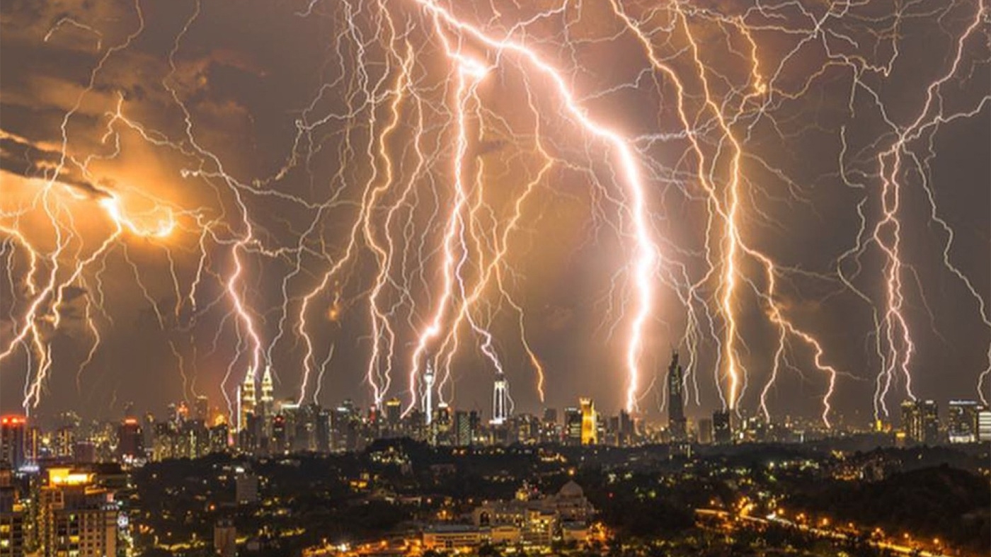 Vine furtuna electrică în România! Prognoza meteorologilor Accuweather pentru București