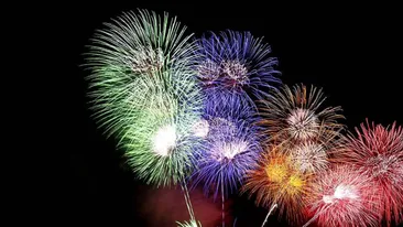 Nu ştii ce să le scrii prietenilor? Citeşte aici! Cele mai haioase SMS-uri pe care să le trimiţi de Anul Nou!