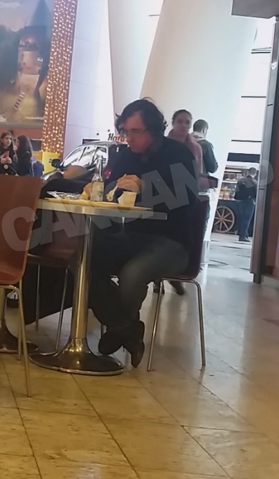 Cel mai în vogă scriitor român a luat prânzul la mall cu… gândurile lui + berea corespunzătoare!