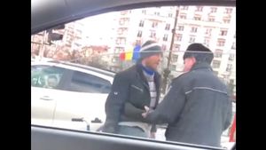 Imagini uluitoare într-o parcare din București! Un bărbat în scaunul cu rotile se ridică și-l amenință pe polițist: ”Ți-o dau, du-te-n #$%@...” VIDEO