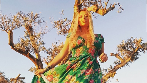 Imagini EXCLUSIVE cu artista şi doi puşti! Slăbănogul a făcut-o pe Delia să râdă nonstop!