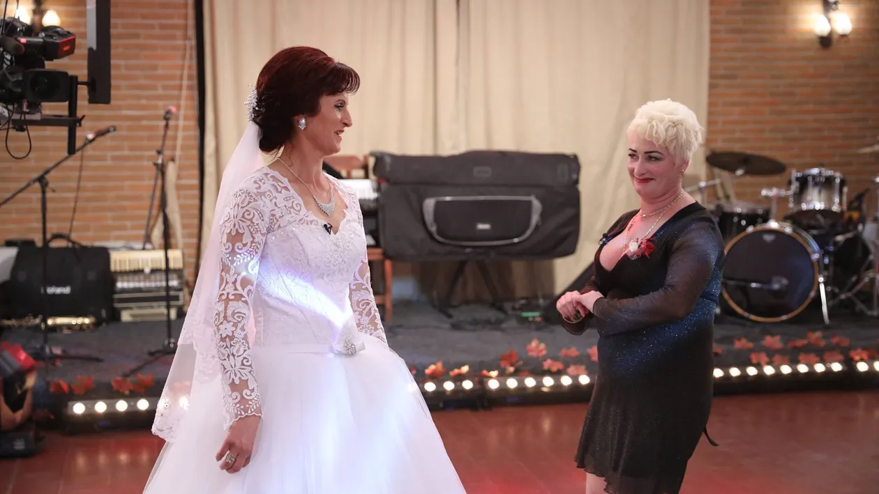 FOTO / L-a pierdut pe Marin de la Gospodar fără pereche, dar a pus ochii pe alt bărbat! De cine s-a îndrăgostit Julieta la nunta anului
