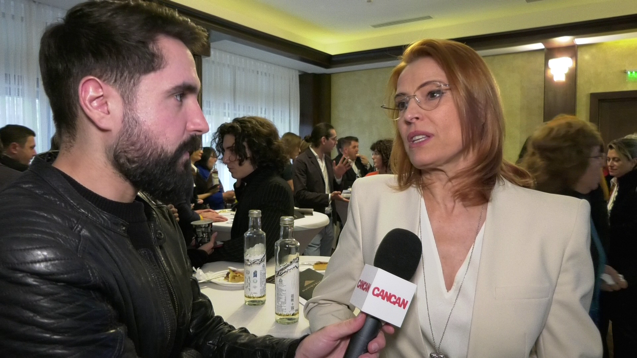Monica Davidescu: "Și fetița face parte din repetițiile noastre de multe ori, că ea ne ajută. Când e un personaj, când e celălalt!"