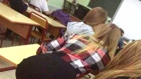 Cum a putut să se îmbrace această elevă la școală. Un coleg de clasă a fotografiat-o în timp ce se apleca peste bancă