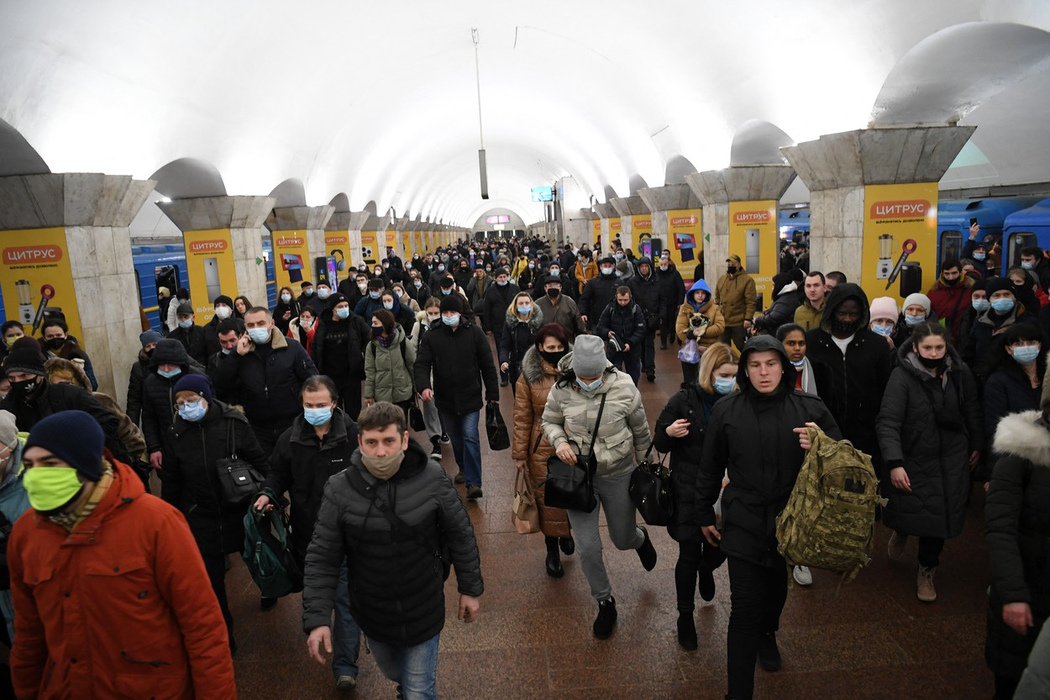 Oamenii din Kiev au luat cu asalt metrourile, pe 24 februarie, 2022. (Sursa foto: profimedia.ro)