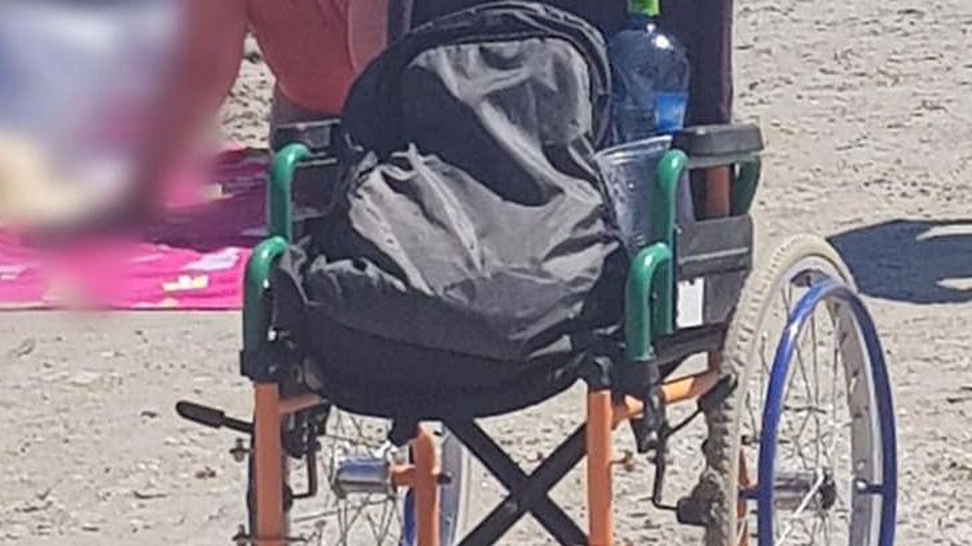 Emoționanta reacție a unui copil cu dizabilități atunci când vede marea și nisipul: „Doamne mami...”