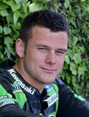 VIDEO / Tragedie la o cursă! Un motociclist a fost proiectat câteva zeci de metri şi a murit!