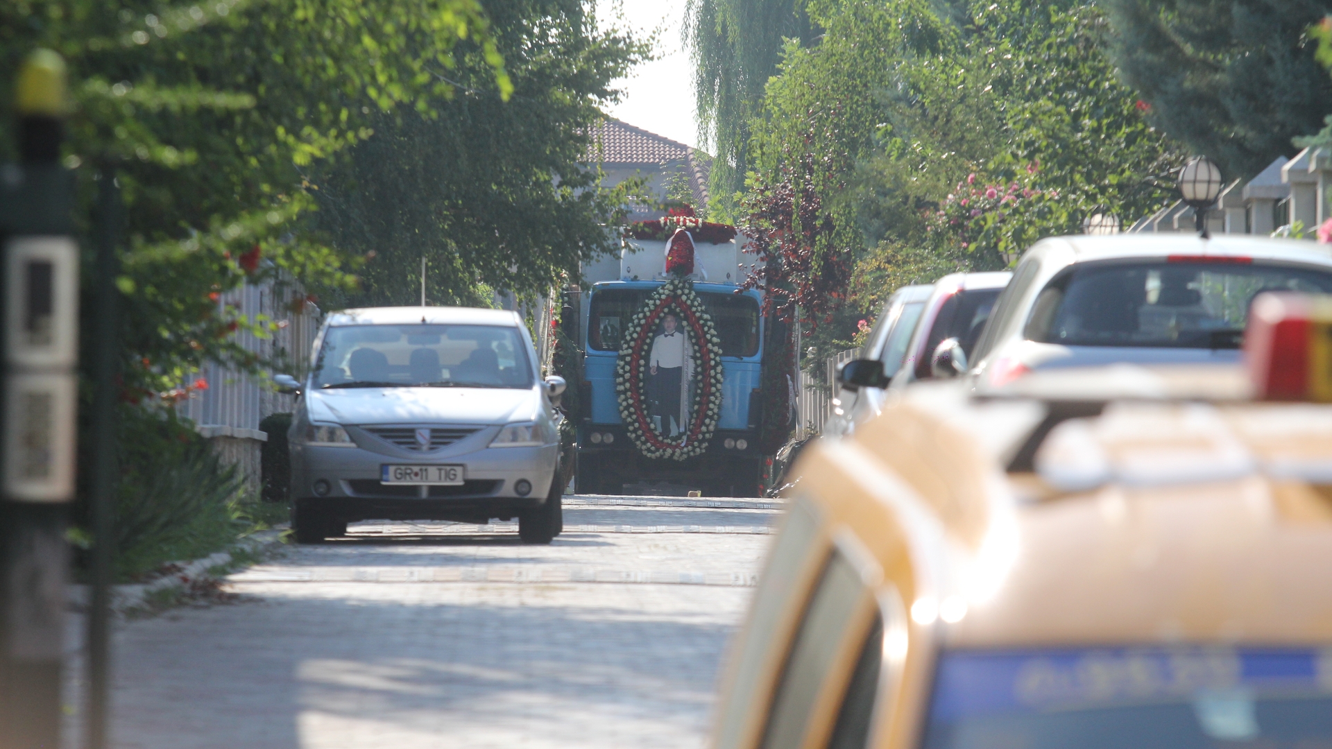 UPDATE Primele imagini de la inmormântarea lui Nae Nicolae! Florile aduse de prieteni sunt transportate de 3 camioane