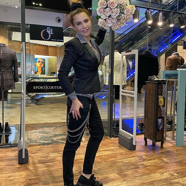 Adina Buzatu oferă "ponturi" despre logomanie și haine fake / Sursă foto: Instagram