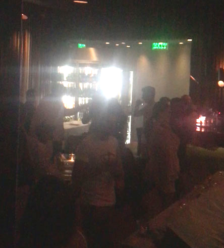 Florin Tănase a scurs sticlele de vin și a agresat un client din club