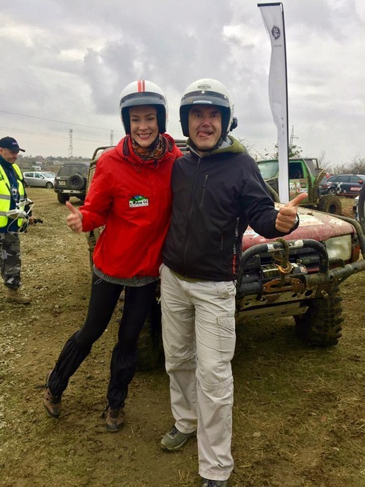 Roxana Ciuhulescu se iubeşte acum cu Silviu Bulugioiu, fostul preşedinte al Comisiei de Off-Road din cadrul Federaţiei de Automobilism, actualmente preşedintele Clubului Off-Road Bucureşti CORB44 Adventure