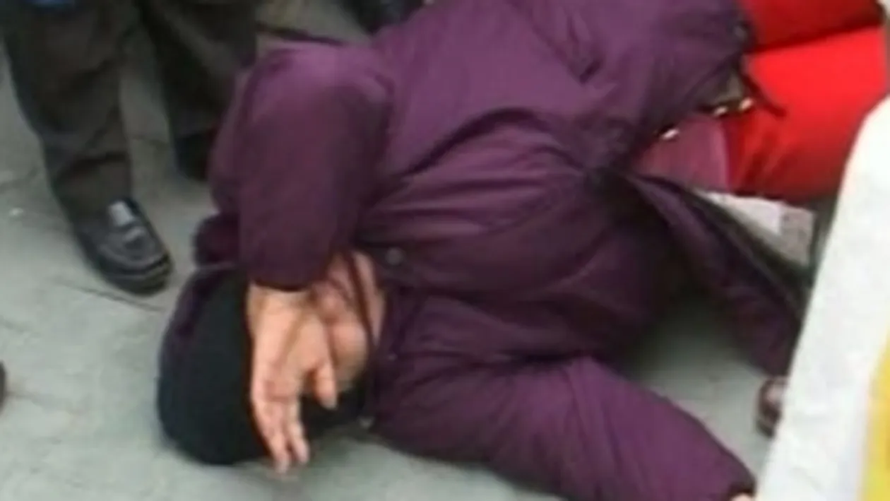 VIDEO O femeie a lesinat in timpul unui miting de protest fata de desfiintarea spitalului din Urlati