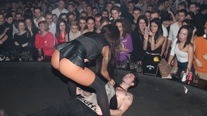 Ruby i-a redus la tăcere pe toţi bărbaţii din club! A calarit un fan pe scenă si a dansat deasupra lui ca o striperita!