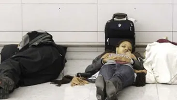 Haos in Franta din cauza ninsorii! Aeroport transformat in dormitor si sute de calatori disperati ca nu pot ajunge acasa de sarbatori