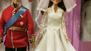 Papusile William si Kate se vand ca painea calda