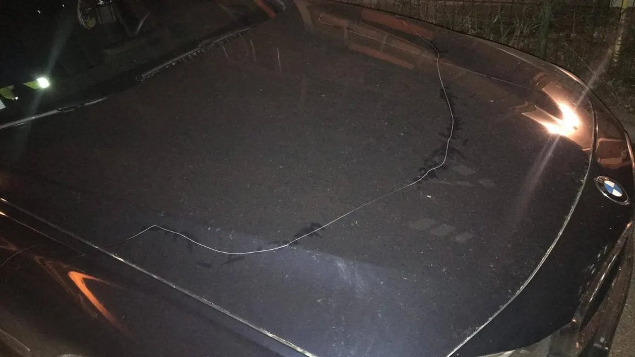 Mașinile polițiștilor, vandalizate chiar în fața sediului poliției