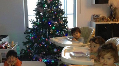 E mândră de ei! Tripleţii şi fiul Nicoletei Luciu îi zâmbesc lui Moş Crăciun!