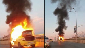 Panică pe podul Pipera din Capitală. Un taxi a luat foc în mers