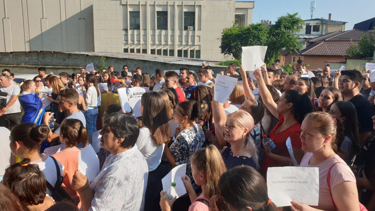 Sute de oameni protestează la Caracal