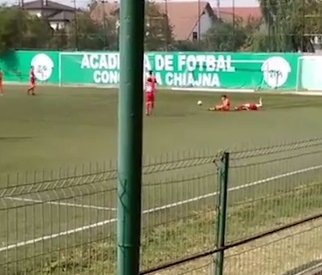 Momentele de după ciocnirea celor doi copii. Cel din dreapta a rămas nemişcat pe gazon