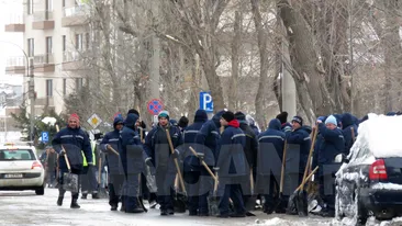 Imagini în premieră cu deţinuţii scoşi ”la zăpadă” de primăriţa Gabriela Firea! Sunt harnici la lopată!