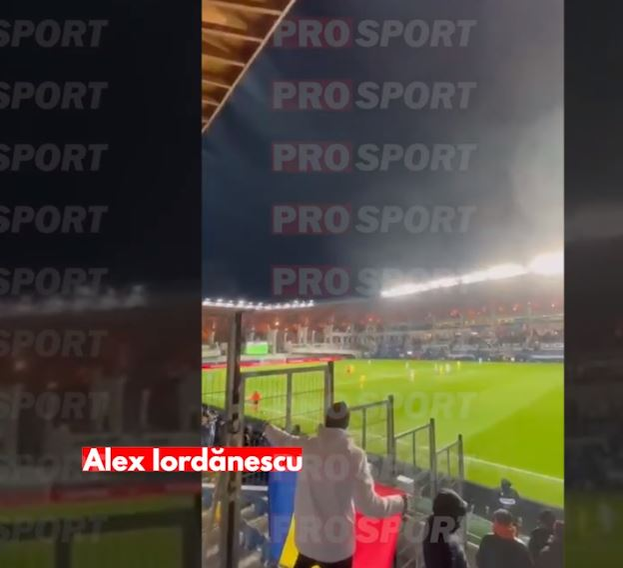 Alex Iordănescu, cu tricolorul în mână, la meciul Israel - România / sursă: Prosport