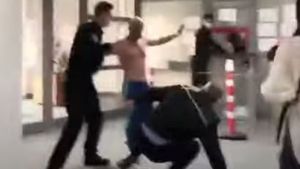 Bătaie la Starea Civilă, în Vaslui. Bărbații și-au împărțit pumni și picioare, în timp ce femeile s-au păruit. Ce a pățit un polițist venit să calmeze spiritele / VIDEO