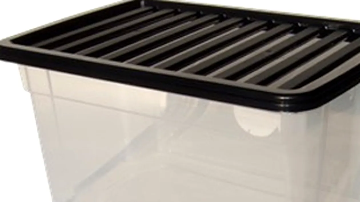 O fetita de 10 ani a murit dupa ce a fost inchisa intr-o cutie din plastic drept pedeapsa pentru ca furase o acadea