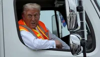 Donald Trump a ajuns la un miting de campanie îmbrăcat în... gunoier. De ce a ales această ținută?