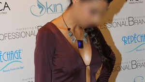 O cunoscuta prezentatoare TV a venit fara sutien la un eveniment! I s-au intarit sfarcurile si a atras numai priviri lacome