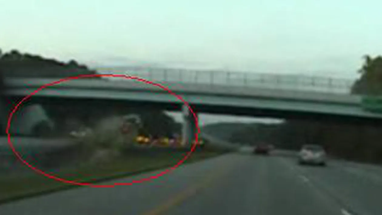 VIDEO Si-a rupt masina in trei dupa ce a intrat cu viteza intr-un stalp
