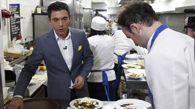 Concurentii de la "MasterChef" se transforma si in ospatari! Unii gatesc, altii servesc la mese!