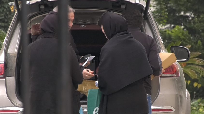 Gigi Becali, înconjurat de măicuțe, lângă portbagajul plin al mașinii sale (Foto: CANCAN.RO)