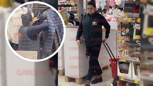 Elena Băsescu, surprinsă la cumpărături, dar cine s-ar fi așteptat?! Fiica fostului președinte și-a reînnoit garderoba din… Carrefour!