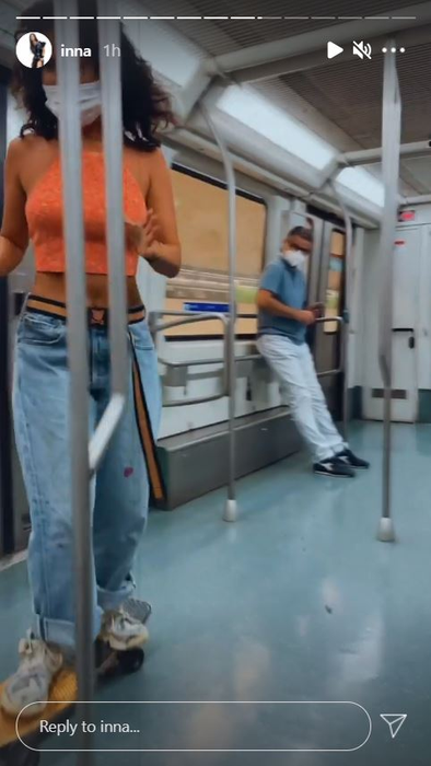 Cum a apărut Inna într-un metrou din Barcelona! A atras atenția tuturor