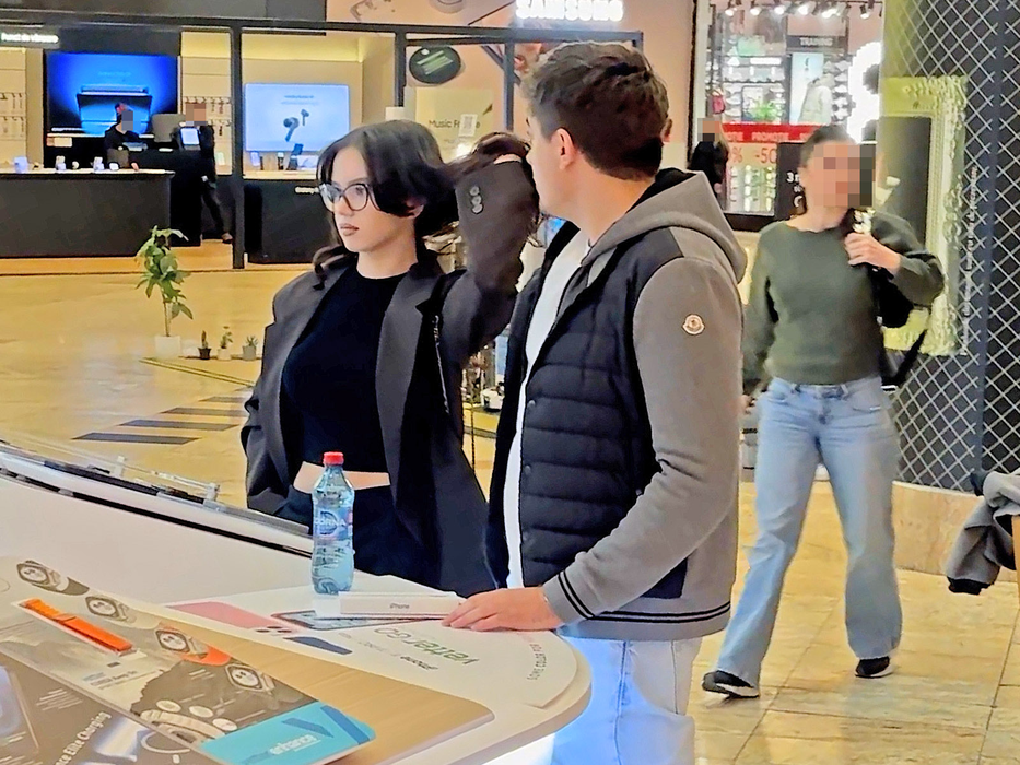 Alexandru Savin și iubita lui, Carla, intervenție tehnologică la mall