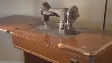 A cumparat o masina veche de cusut, dar cand a deschis sertarul de jos a ramas inmarmurita. Ce era ascuns de mai bine de 50 ani