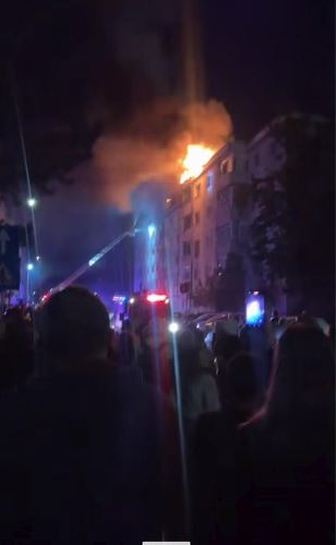 Incendiu de proporții în Suceava! Mansarda unui bloc a fost mistuită de flăcări