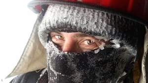 O altă faţă a iernii! Imagini cutremurătoare cu pompierii care intervin în zonele cu cod ROŞU de NINSOARE